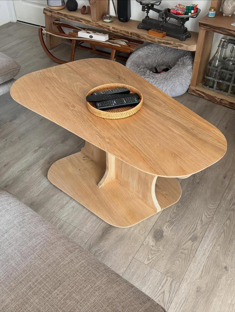 Table basse en chêne massif au plateau galbé, fabriquée sur mesure par Articréa