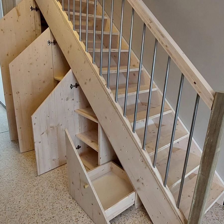 Escalier droit en bois avec rangements et tiroirs intégrés sous les marches