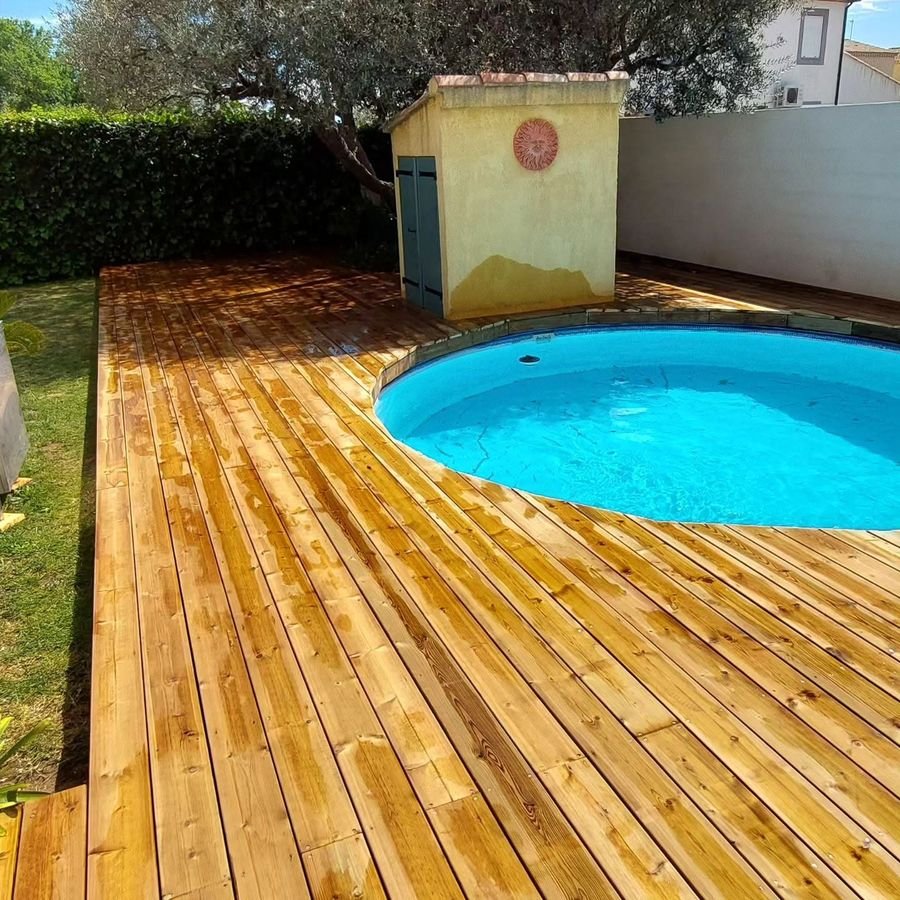 Terrasse en bois autour d'une piscine hors-sol, réalisée par Articréa